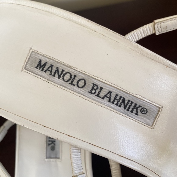 MANOLO BLAHNIK THONG SANDALS 2 INCH KITTEN HEEL EMBELLISHED WITH CORAL BEADS - Picture 8 of 17